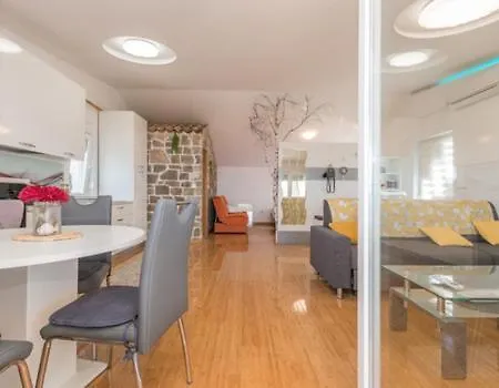 Lilly Zdrelac, Otok Pasman Apartman *